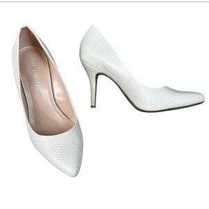 THE LIMITED Women’s Ecru Reptile Embossed Textured Pointed Toe Pumps| Size 7